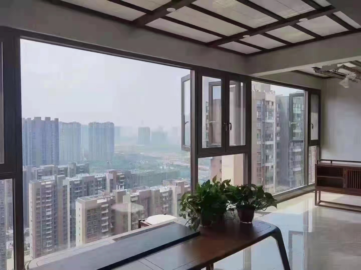 封陽(yáng)臺(tái)用什么窗？很多人沒(méi)想到這點(diǎn)就裝錯(cuò)了